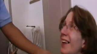 Demure aasia levib tema jalad ees tätoveeritud sõber