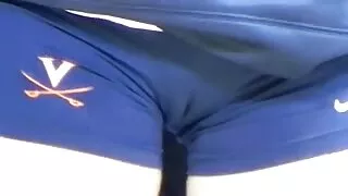 Ebony ei oota mees ja kiiresti masturbates diivanil