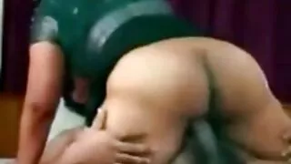 Must turvamees perses varas ja tema ema aastal interracial gangbang tagasi