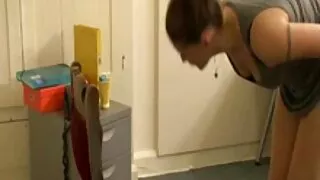Ilus brünett muutub tema raseeritakse tuss perses mees vannituba