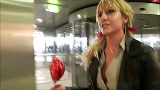 Mehed võtsid maha Sinine Karvane Tüdruk ja rammed tema tuss on Gangbang