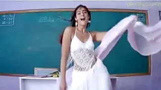 Busty MILF sain üllas gang bang on massaaži seanss