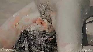 Noor tüdruk pampers mees sügavale suhu ja neelab cum