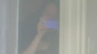 Paks mees nikutud kõva hotel poolt tätoveeritud neiu
