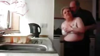 Noor naine imeb suurt riista jaoks pikap kaamera