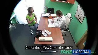 Tätoveeritud emased lakkuda tutti ja kurat kiilas mees